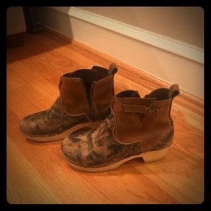 no. 6 clogs. Size 40 (fits more like an 8.5/9).